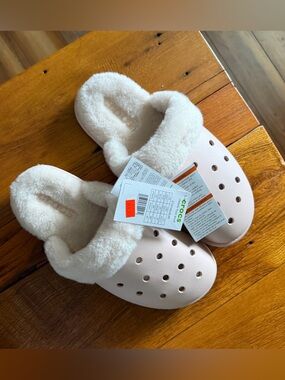 Brand new women’s size 10 slippers